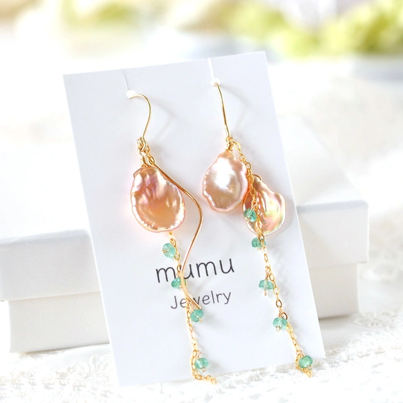 [風花の調べピアス] ～ペタルパールとエメラルドの煌めき～