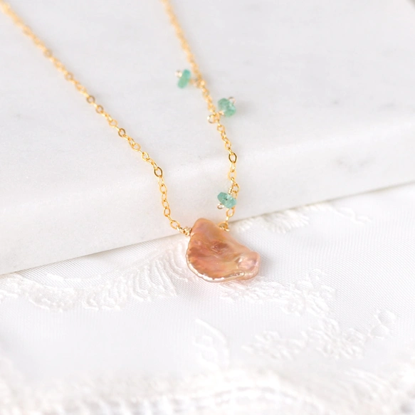 [翠滴の雫ネックレス]～ペタルパールとエメラルド～