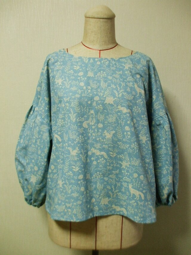 綿麻素材 水色地×生成り色動物柄 ラウンドネックバルーン8分丈袖プルオーバー S～Mサイズ 受注生産