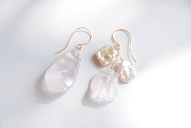 再販 ラフロックローズクォーツとケシパールの花びら重ねのピアスno.2