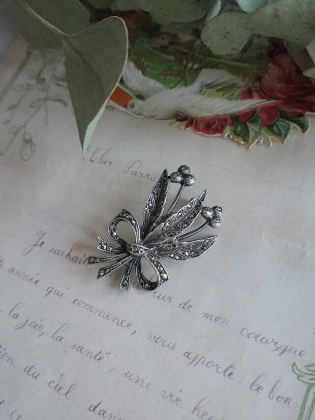 シルバーとマーカサイトの花束のブローチ