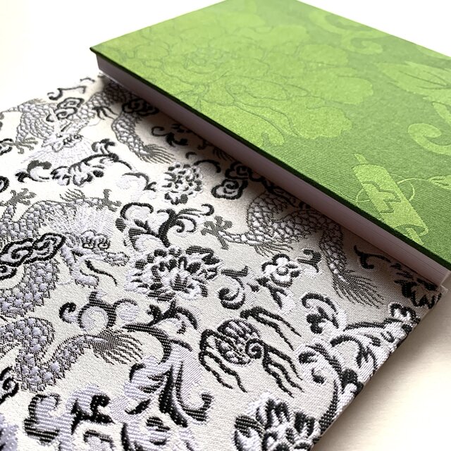 『白龍牡丹』　金襴織物御朱印帳　正絹織物　B6大判サイズ　龍神　龍　白龍　牡丹　緑　蛇腹御朱印帳　シルク　桐生織物