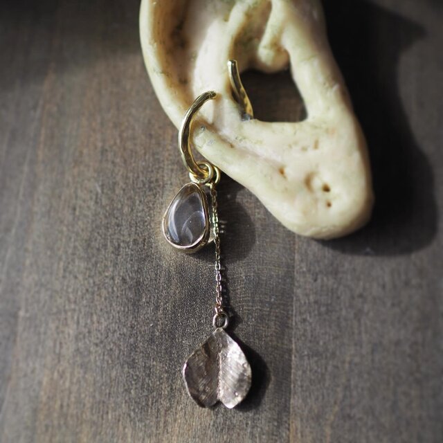 ＊春を纏う＊さくら舞う＊花びらとクリスタル・イヤーカフ・ショート(brass)＊1点もの