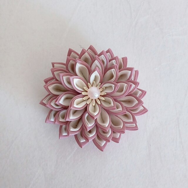 つまみ細工　ダリアの髪飾り　サーモンピンク×クリームホワイト　《成人式、七五三、卒業式、入学式、和装》