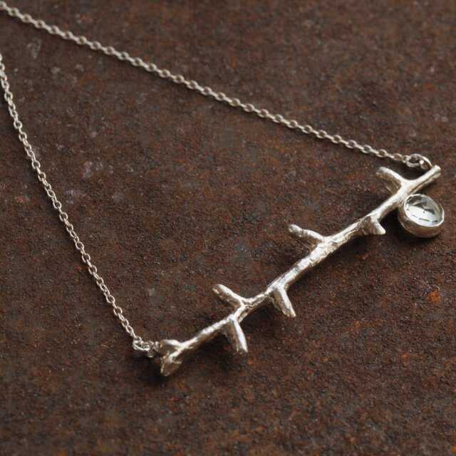 カラマツの小枝とグリーンアメジストのネックレス