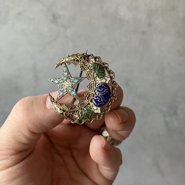 136 ヴィンテージ 月と星の夜空 – 七宝焼きエナメルブローチ