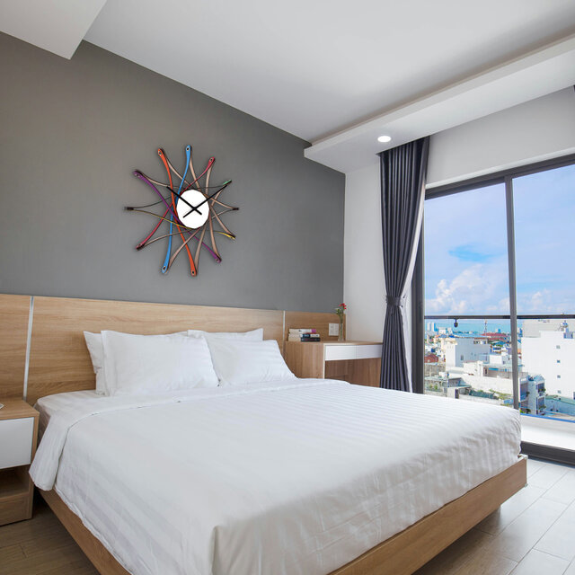 Propeller - 曲げ合板で作られたマルチカラーの木製壁掛け時計