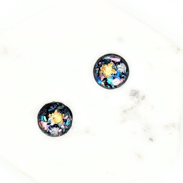 星型にした24k金箔と 螺鈿と光る砂のラウンドピアスイヤリング【2118】