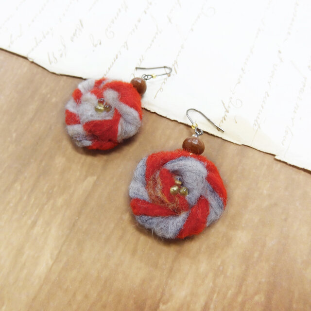 フェルトのピアス(チェリーレッド）