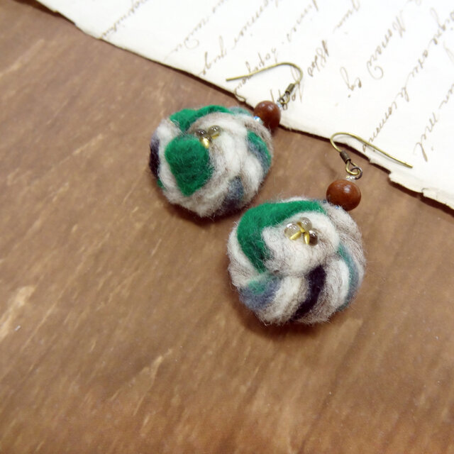 フェルトのピアス(グリーン）