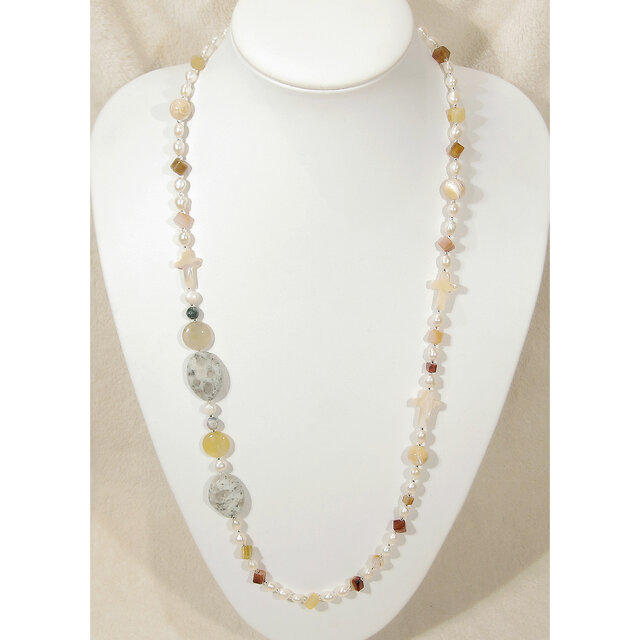 本真珠（淡水パール）、貝パーツ（茶蝶）、メノウ、本水晶、SV925のロングネックレス（マザーオブパール、セミバロック）
