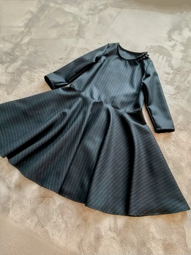 ブラックウールピンストライプフレアワンピース