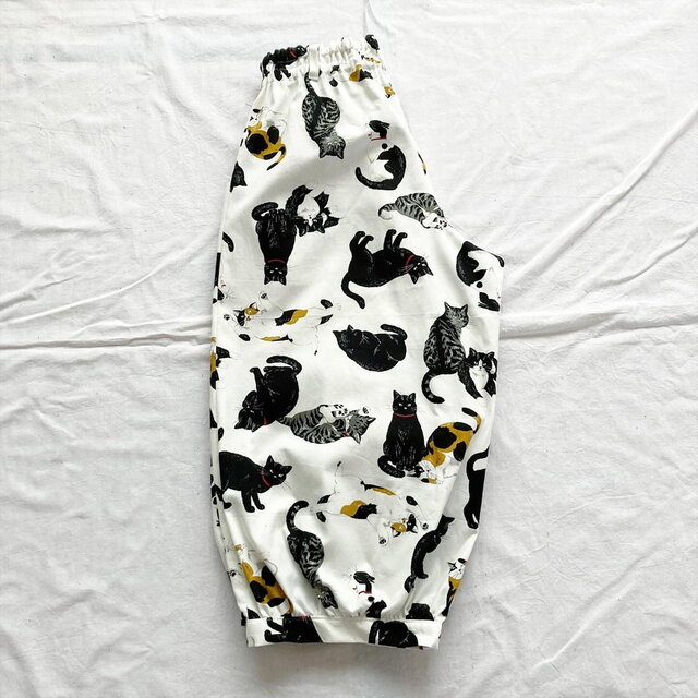 一年中ごきげんなバルーンパンツ：80cm（いろんな種類の猫たち：オフ