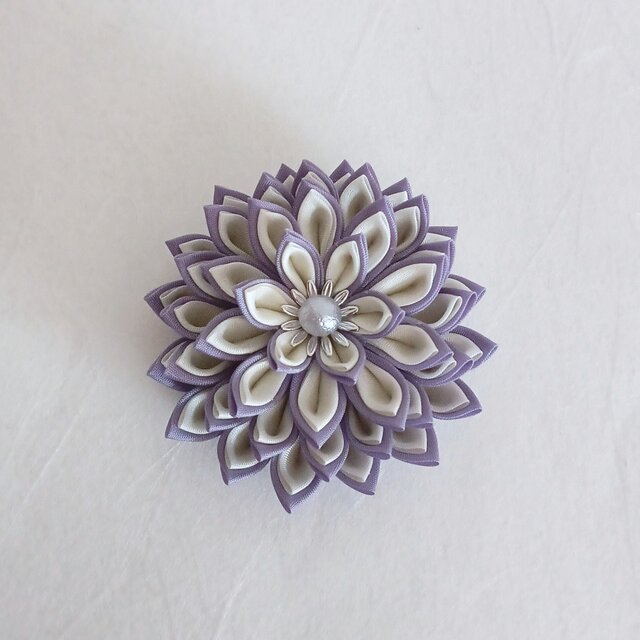 つまみ細工　ダリアの髪飾り　紫×クリームホワイト　《成人式、七五三、卒業式、入学式、和装》