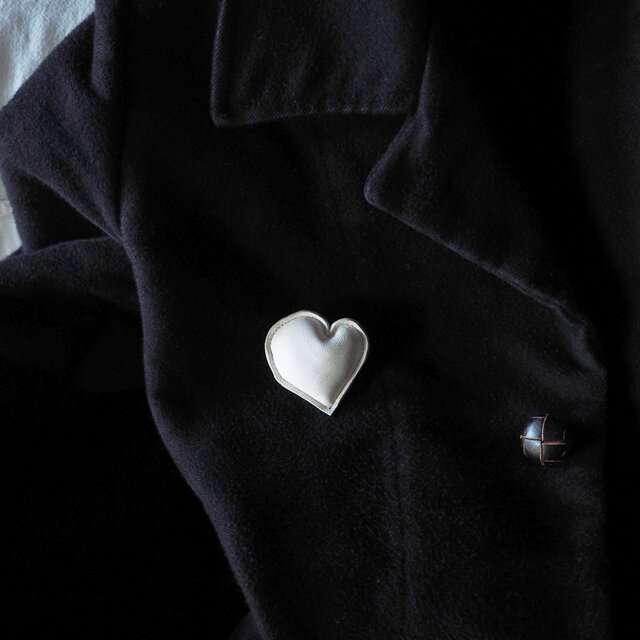 <即納>ハート形レザーブローチ3m/白maru/本革/カンガルー革/heart3m_w
