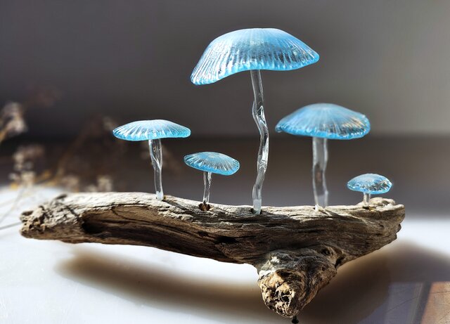 ガラスのキノコ 置物 オブジェ ライトブルーの筋笠5本 | iichi 日々の