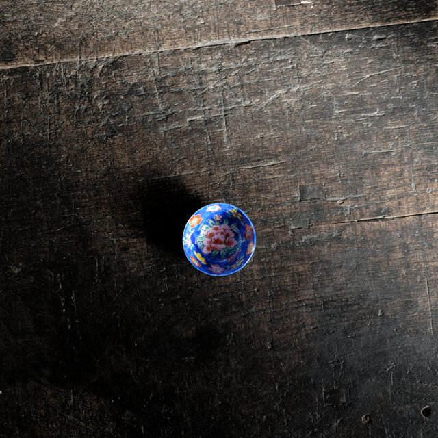 青に花尽くし◆中国景徳鎮　花文色絵小ぶり猪口　茶杯　シノワズリ　チャイナレトロ【ホツ有り】A