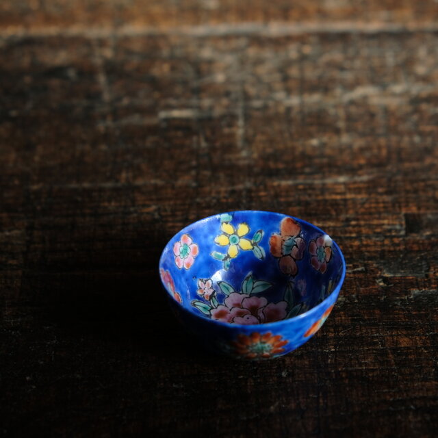 青に花尽くし◇中国景徳鎮 花文色絵小ぶり猪口 茶杯 シノワズリ