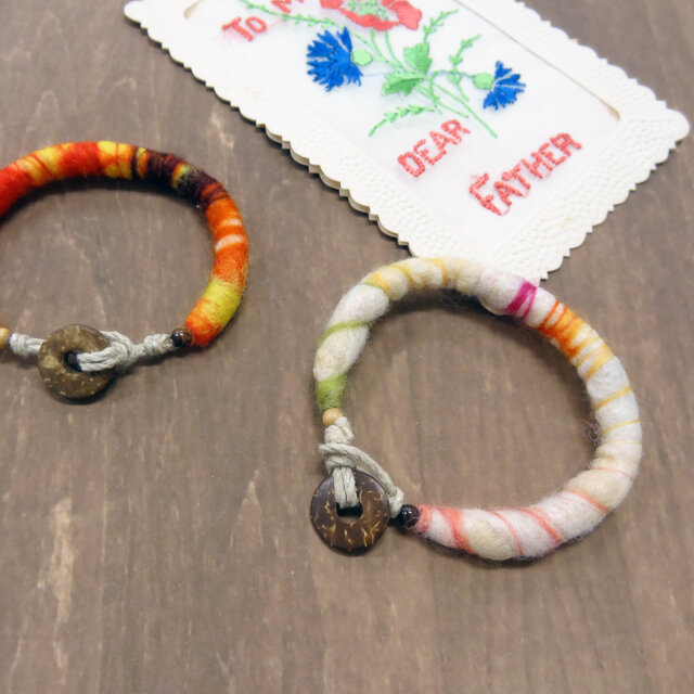 フェルトのブレスレット(ホワイト）