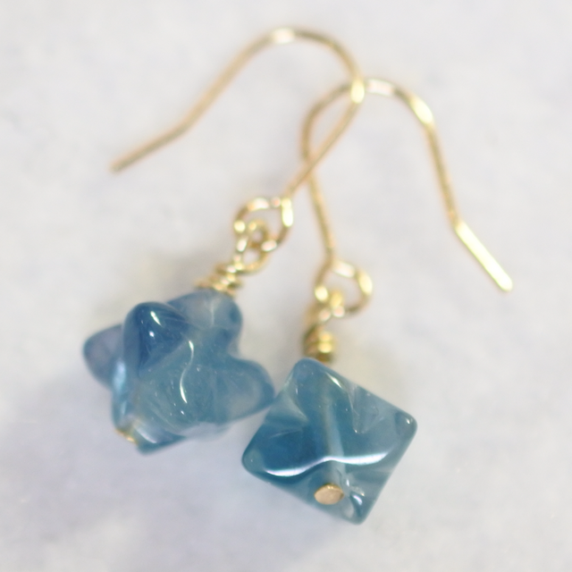 星のブルーフローライトのゴールドチタンピアス