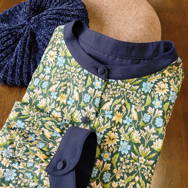 スタンドカラーブラウス レトロキャット グリーン×ネイビー Ｍ~Lサイズ