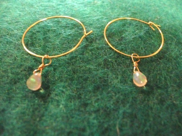 小さくても虹色に光るプレシャスオパールピアスの画像1枚目