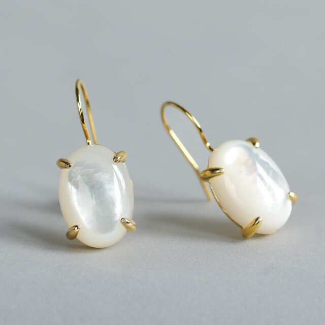 フォーマルOK！毎日使いたくなるマザーオブパールのピアス｜シルバー925・18KGP仕上げ