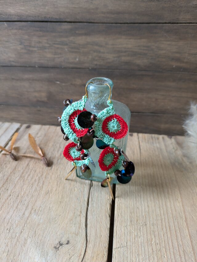 赤いレースモチーフとスパンコールの出会いピアス