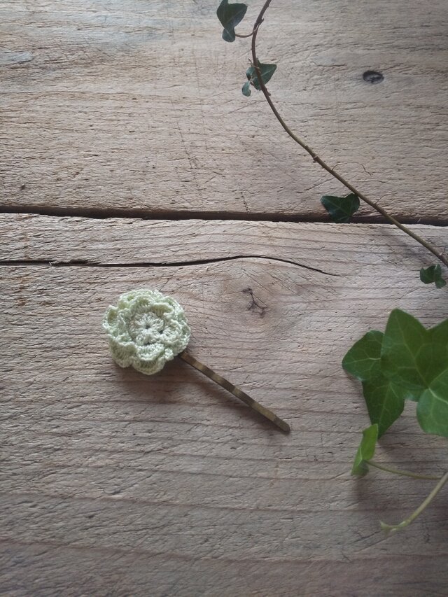 レース編みのお花のヘアピン