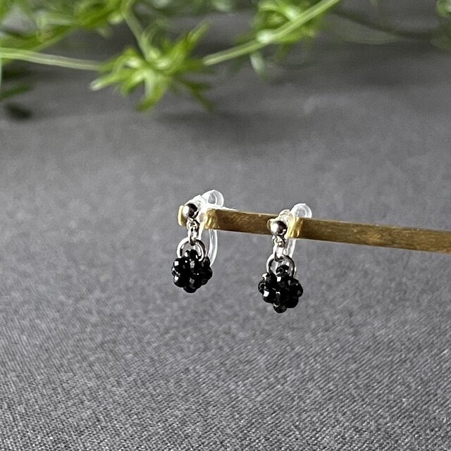 ブラックスピネル✶小さな 小さな､ひと粒イヤリング