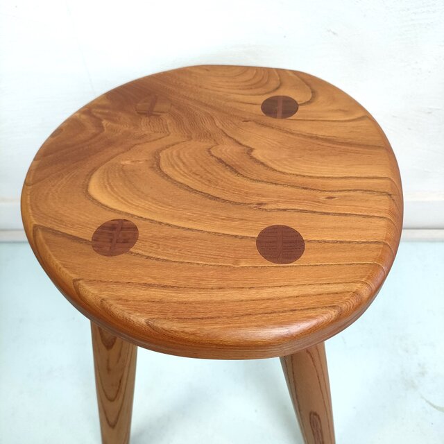 北海道手作り家具　ケヤキ（欅）材　スツールA　座面一枚板 ケヤキの一枚板スツール NO.06 ☆一点物☆ | iichi 日々の暮らしを