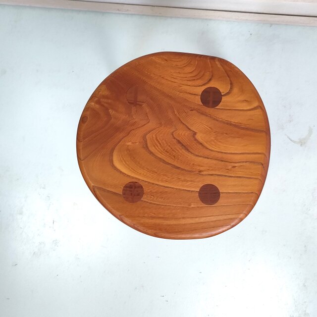 北海道手作り家具　ケヤキ（欅）材　スツールD　座面一枚板 スツール 木製 椅子 一枚板 おしゃれ 北欧 玄関スツール けやき