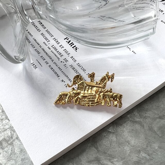 SC123-ヴィンテージブローチ U.S.A. 1970〜80s Gold Tone Animal House Brooch