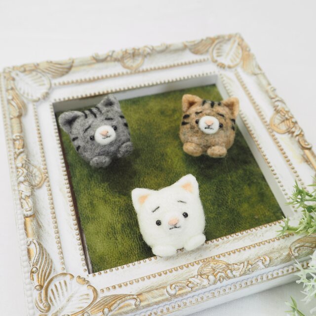 【受注製作】-待ってるよ- まゆねこブローチ 各種(単色・トラねこ・ぶち・三毛猫など)　羊毛フェルト