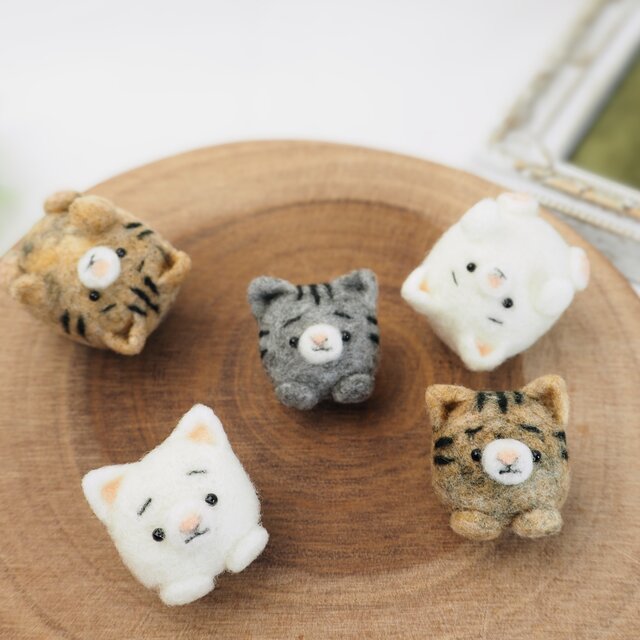 受注製作】-待ってるよ- まゆねこブローチ 各種(単色・トラねこ・ぶち
