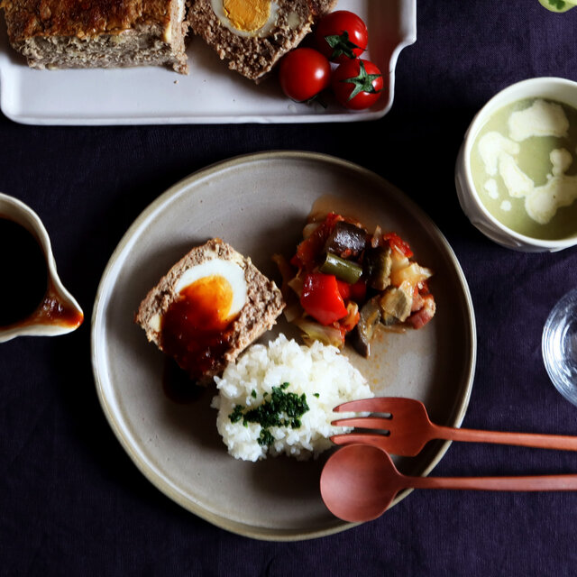 カフェオレ色の円形フラット皿