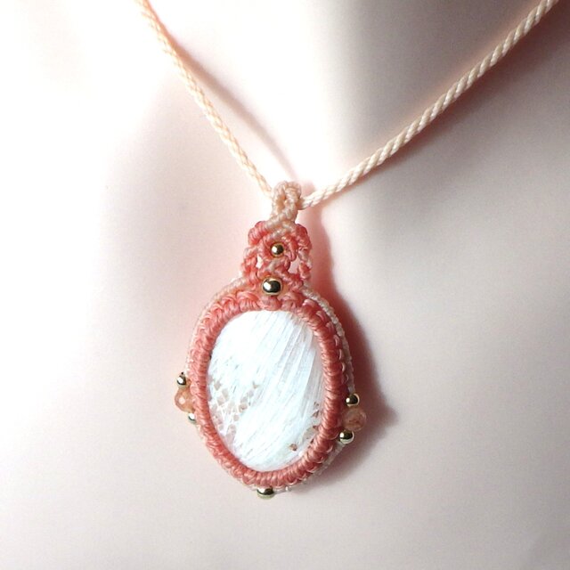 ピンクスコレサイトのマクラメネックレス