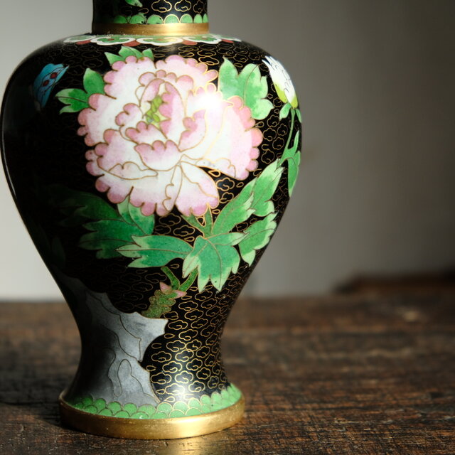 シノワズリな雰囲気◇花と蝶々 中国産 七宝焼 花瓶 芍薬 壺