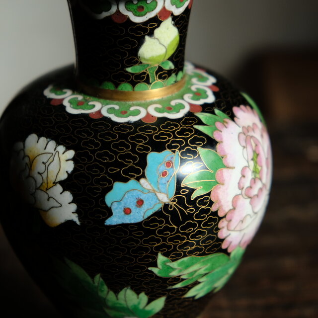 シノワズリな雰囲気◇花と蝶々 中国産 七宝焼 花瓶 芍薬 壺