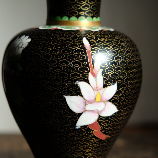 シノワズリな雰囲気◇花と蝶々 中国産 七宝焼 花瓶 芍薬 壺