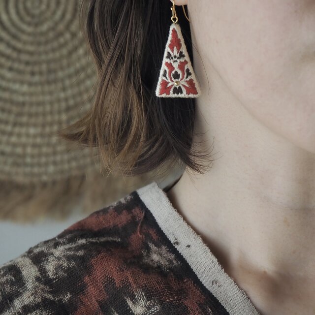 バリ島 刺繍ピアス『Segi Tiga』Bali