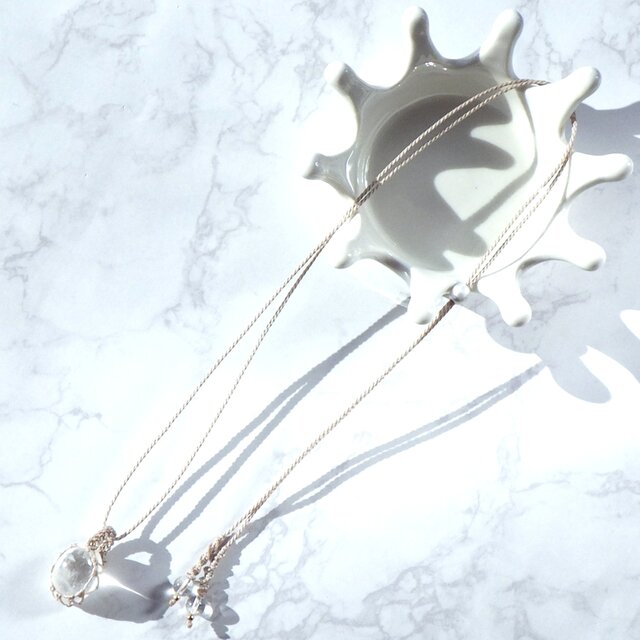 ころころ水晶の透かし編みマクラメネックレス/ベージュ | iichi