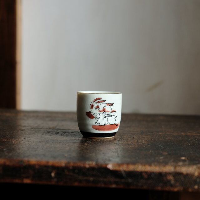 駆けっこする2匹の兎（卯）◆キュートな赤い花。九谷焼　色絵金彩猪口　昭和レトロ　干支　酒器　コレクション　古民家　古道具　i3