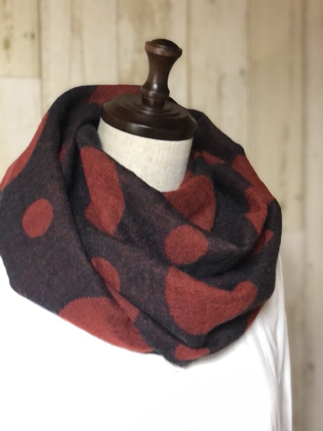 ふわり❣️ウールガーゼの二重巻きスヌード❤️水玉ジャガード（ランプブラック×ワインレッド）