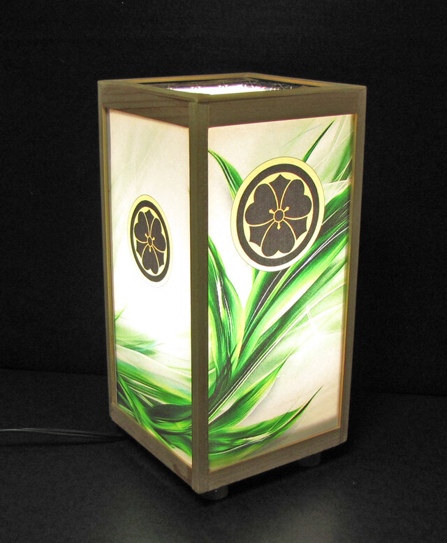 夢灯り・家紋の宿り木「丸に剣片喰」(家紋変更可）／至福の明り／　LED昼白色･桧枠造・厚紙張貼・軽量／