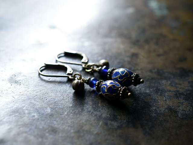 中国アンティークビーズ 瑠璃色中国七宝焼きとブルーアンティークビーズ、民族鈴のピアス