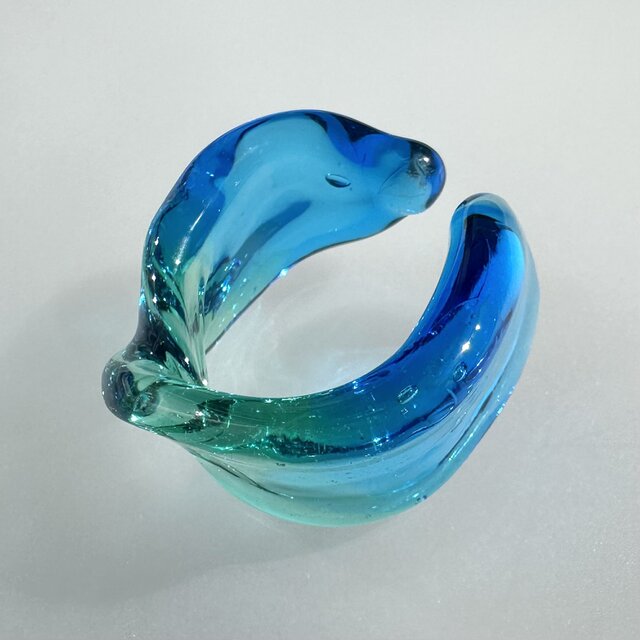 煌めくリボン　ガラスカフリング