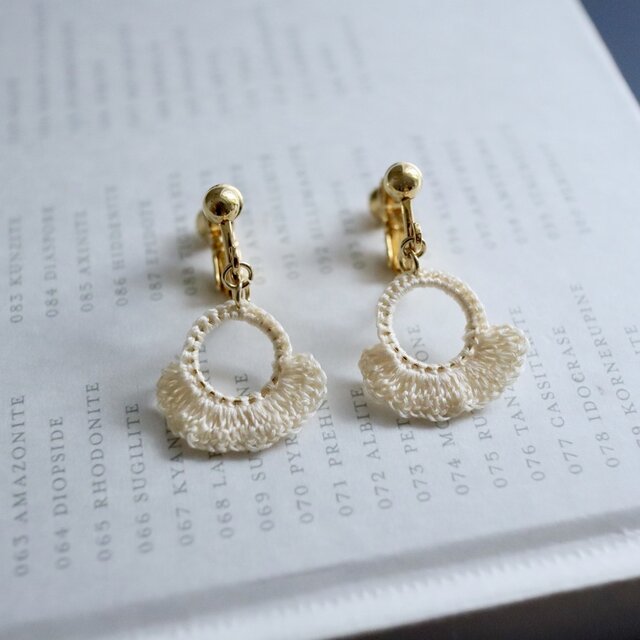 "butterflies in my stomach" lace pierce [ ecru ]