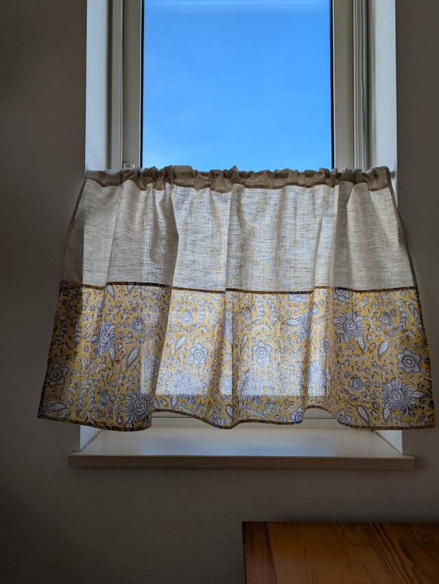 ♥️インドのハンドブロックプリント♥️ナチュラルベージュとマスタードイエローの花柄♥️2段パッチカフェカーテン