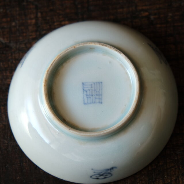骨董　アンティーク　初期伊万里　花蜂文　小皿　豆皿　(皿の見込部分) 陶片 骨董 アンティーク 初期伊万里 花蜂文 小皿 豆皿 (皿の見込部分
